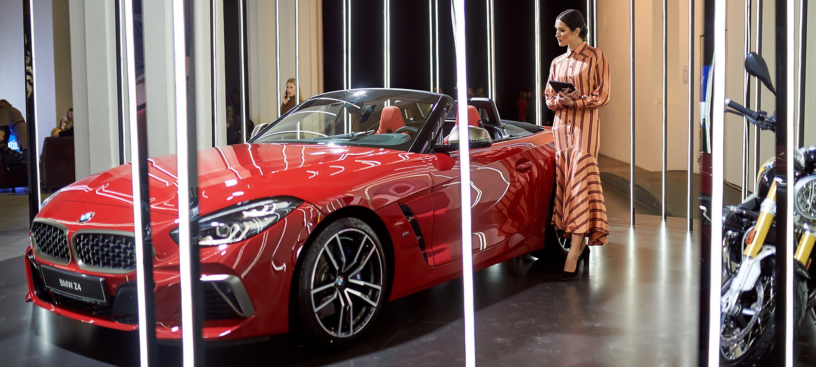 Чистая эстетика новых форм. Образ для прирожденного индивидуала от бренда BMW в новом сезоне UFW